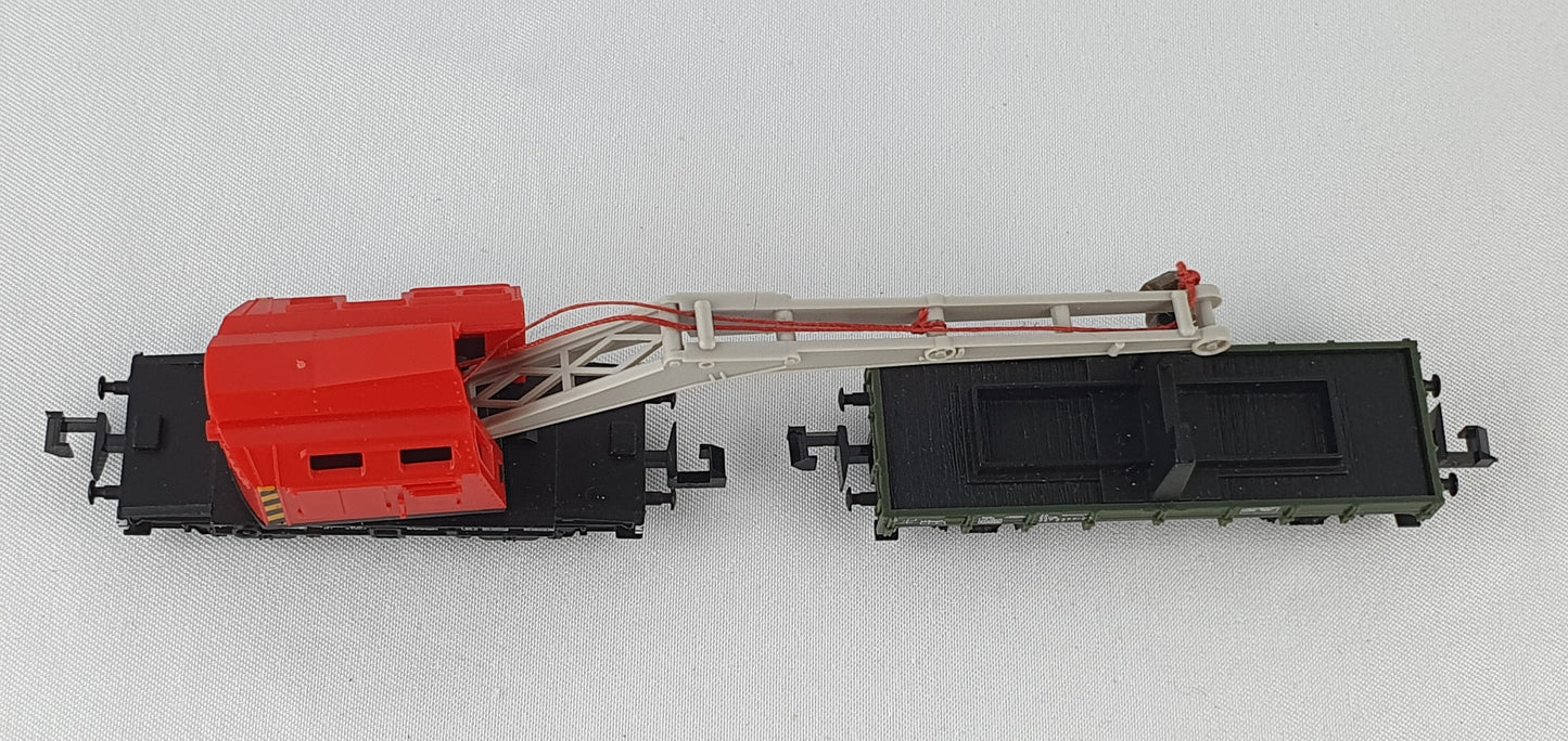 Minitrix 51 3590 00 crane truck unit with crane truck, 4-axle, orange/black, and protective truck, 2-axle, green OVP (PL13)