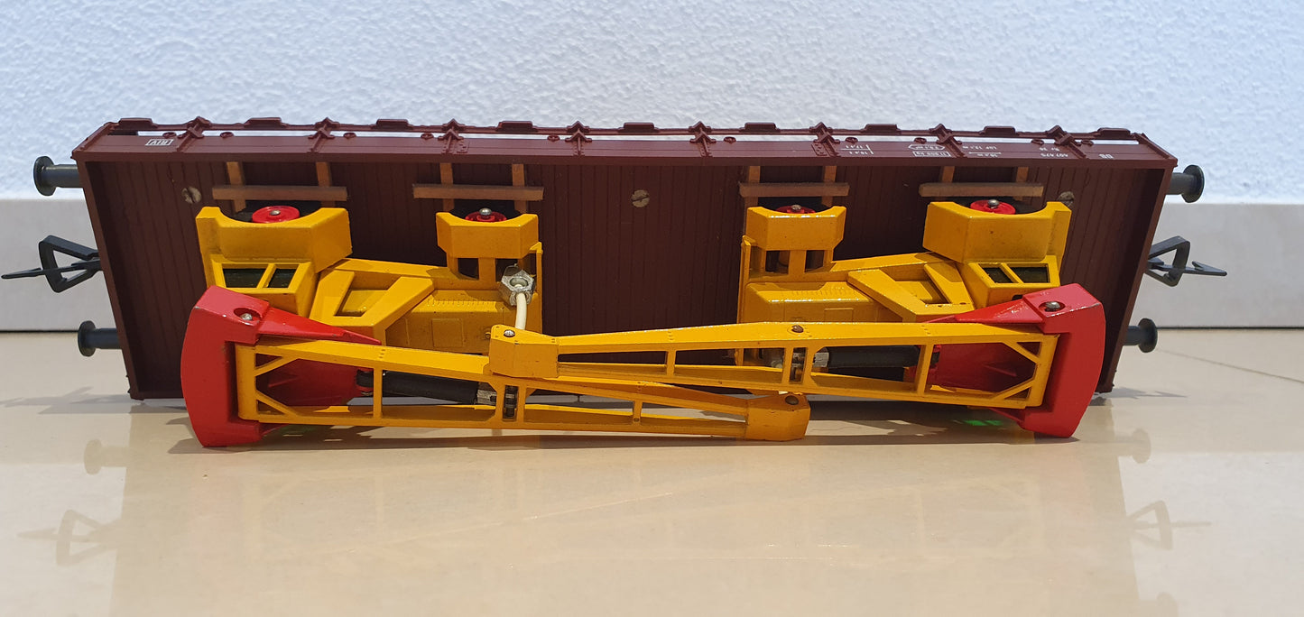 Wagon à bords bas Pola Maxi DB avec 2 wagons-grues (DLS09)