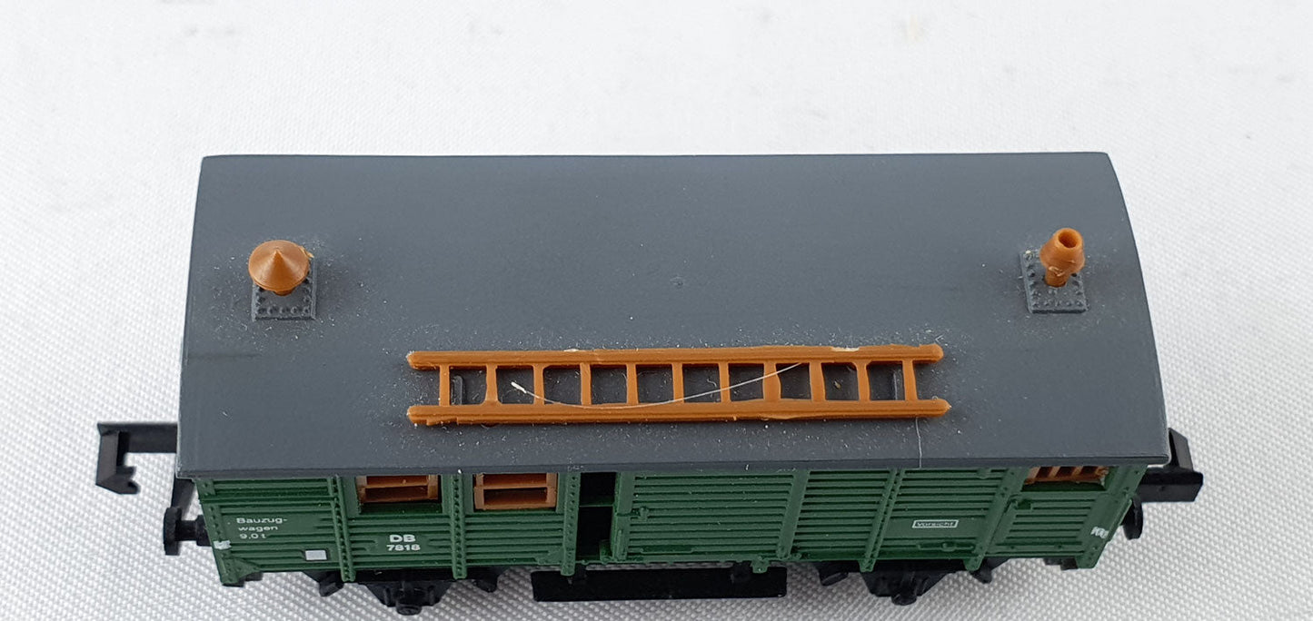 Arnold 0464 DB ged. Güterwagen grün "Bauzugwagen" (DG395)