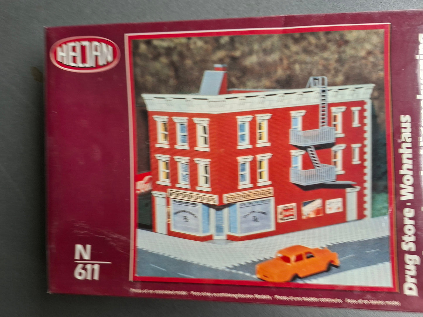 Heljan 611 Bahnhofsecke Drogerie US Style OVP (BHR)