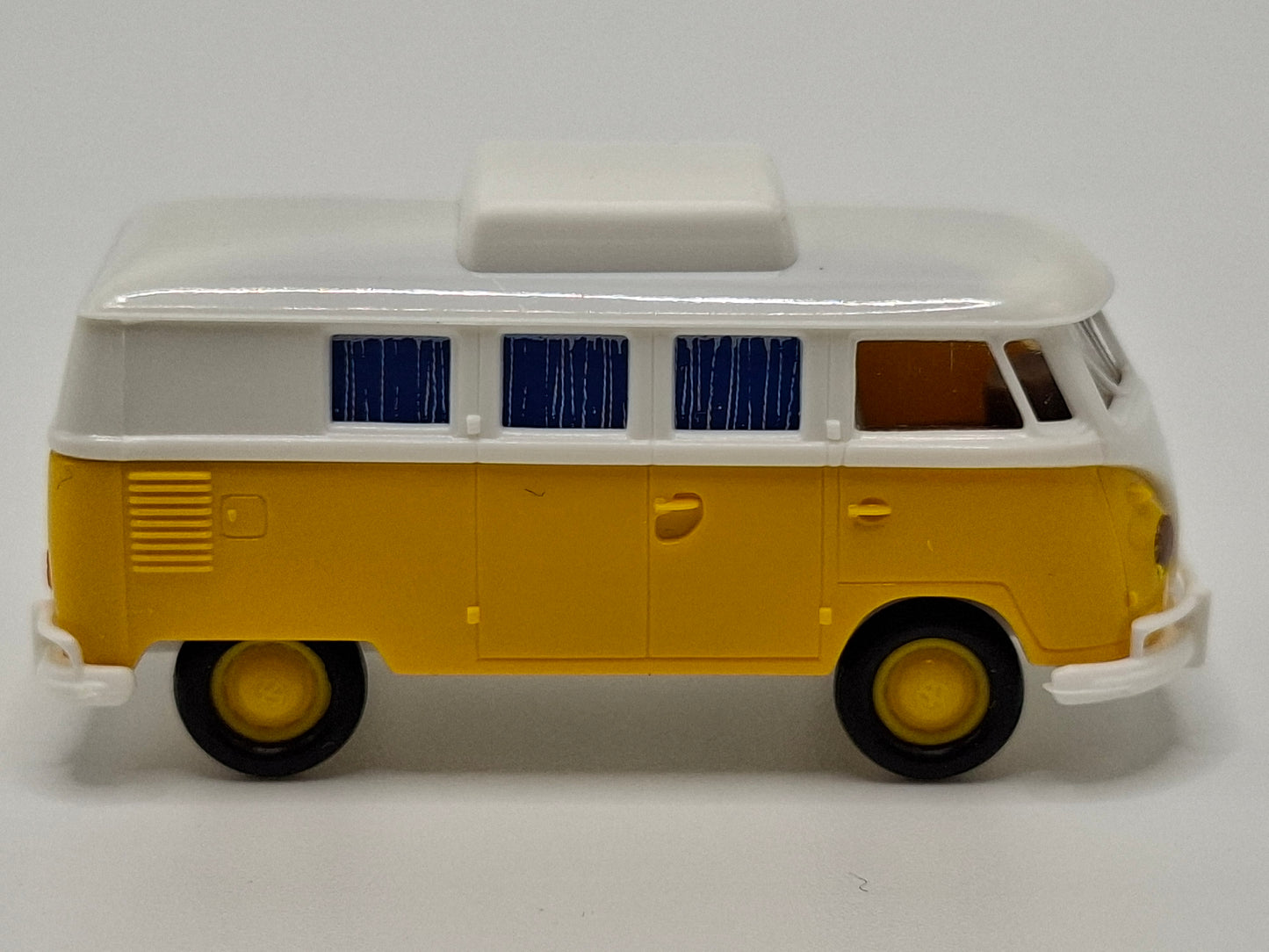 Brekina 1785 VW T1b Camper with closed pop-top roof original packaging (BRE1785)
