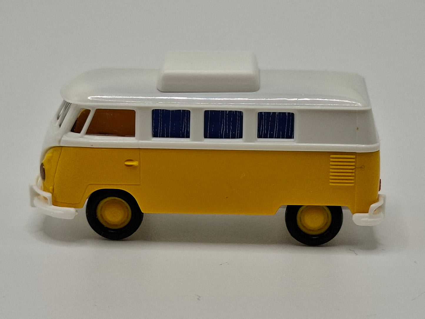 Brekina 1785 VW T1b Camper with closed pop-top roof original packaging (BRE1785)