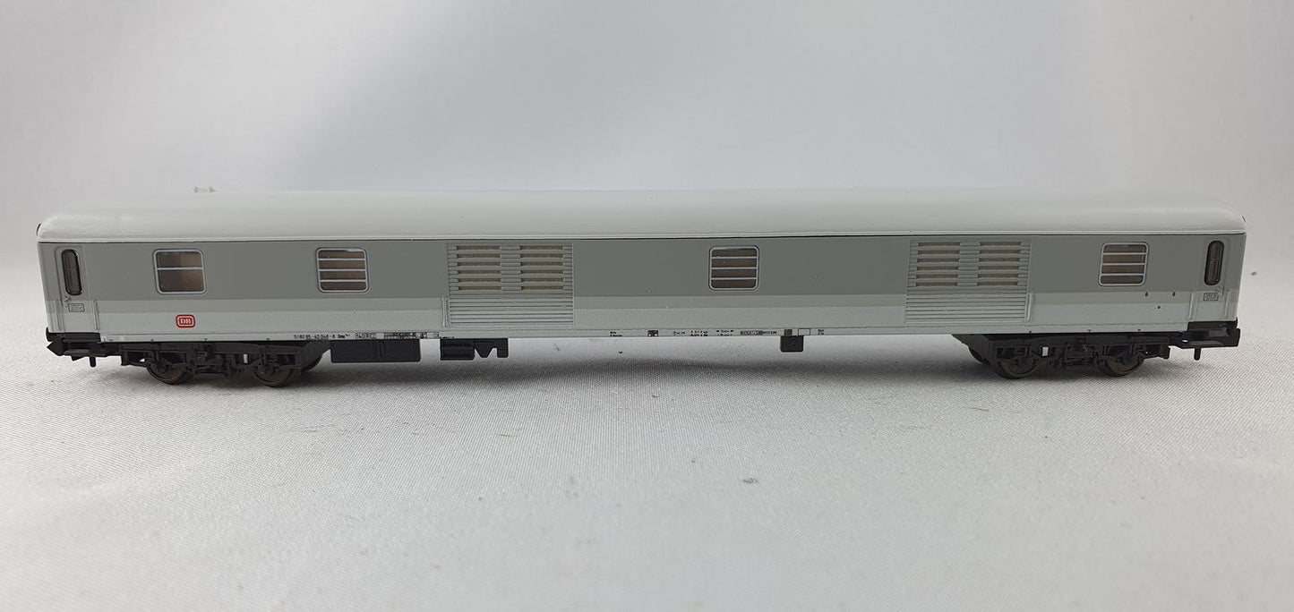 Minitrix 13352 DB Gepäckwagen grau/hellgrau mit Licht (DP567)