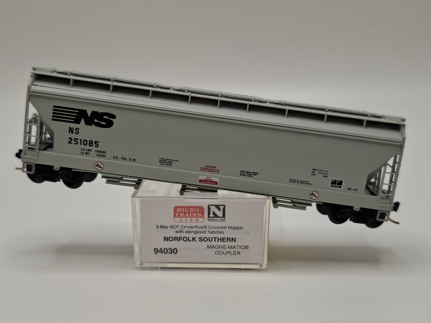 Micro Trains 94030 NS gedeckter Schüttgutwagen OVP (E US181)